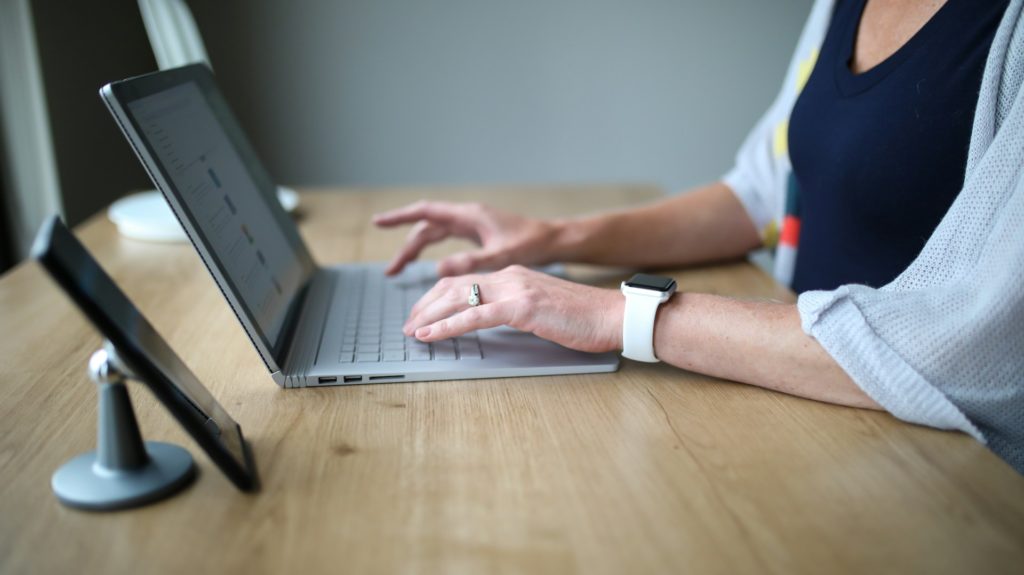 Greenzoner.com - What makes a standing desk essential?